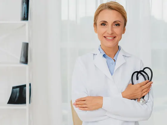 Especialista médica sonriente