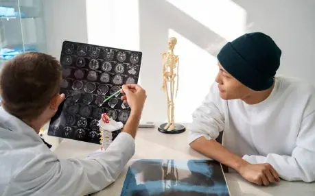 Médico revisando estudios de imagen neurológica