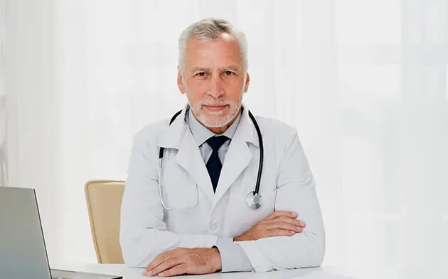 Especialista médico en consultorio