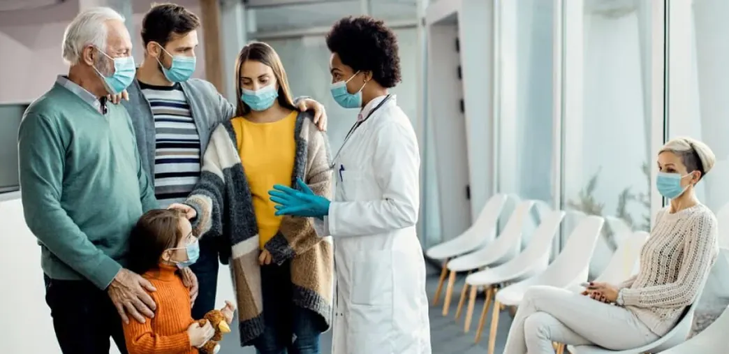 Equipo médico atendiendo a una familia