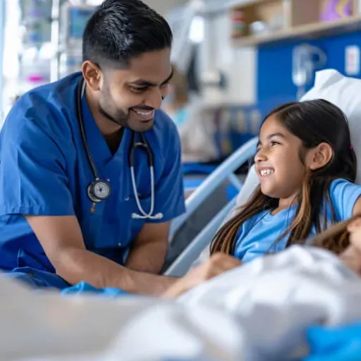 Profesional de la salud atendiendo a una paciente