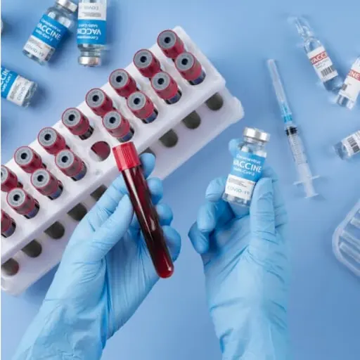 Manejo de insumos médicos con guantes