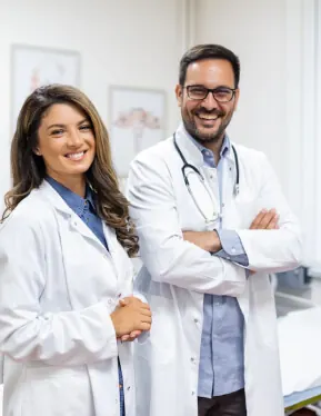 Médicos sonrientes con bata blanca