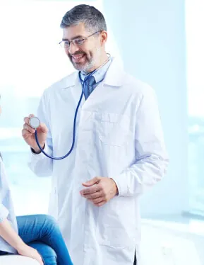 Médico con estetoscopio