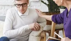 Especialista revisando a una paciente